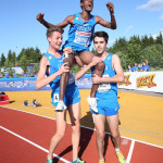 Yohanes celebrato dai compagni Colombini ed Ettaqy al termine della gara - foto Giancarlo Colombo / FIDAL