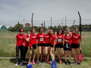 Le componenti della 4x100m cadette con il tecnico Cristina Fornacelli 