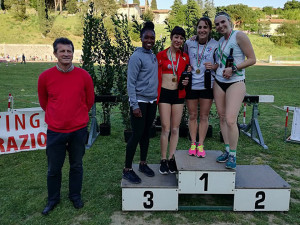 Il podio del salto in lungo femminile premiato dall'olimpionica Tianna Bartoletta 