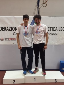 alberto-menicori-a-dx-sul-podio-con-filippo-bruschi-cat-junior-atletica-firenze-marathon-campione-toscano-salto-triplo